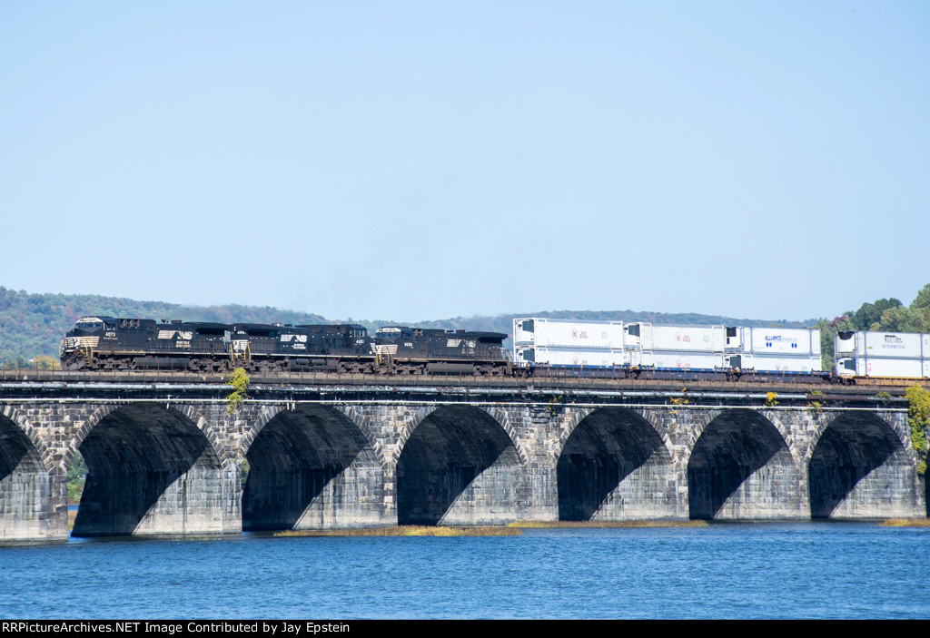 Three GE's Lead 29G across the Rockville Bridge